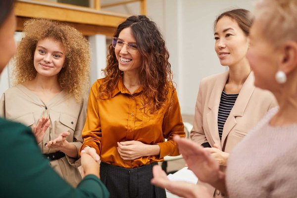 Quelles actions de marketing digital peuvent favoriser l'adoption d'une application mobile d'apprentissage des langues des signes?